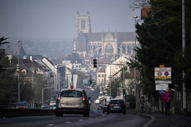 L'entrée de la ville de Meaux par la route D360 offre une vue sur la cathédrale gothique Saint-Etienne de Meaux, le 19 janvier 2024