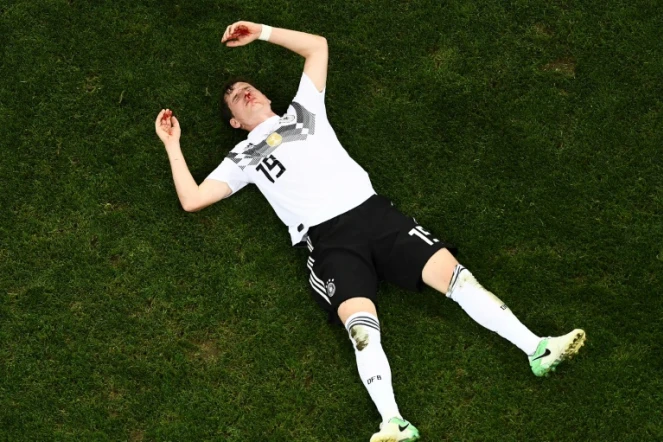 Le milieu allemand Sebastian, blessé au nez par le talon du Suédois Toivonen, reste groggy sur la pelouse du stade de Sotchi, au Mondial, le 23 juin 2018