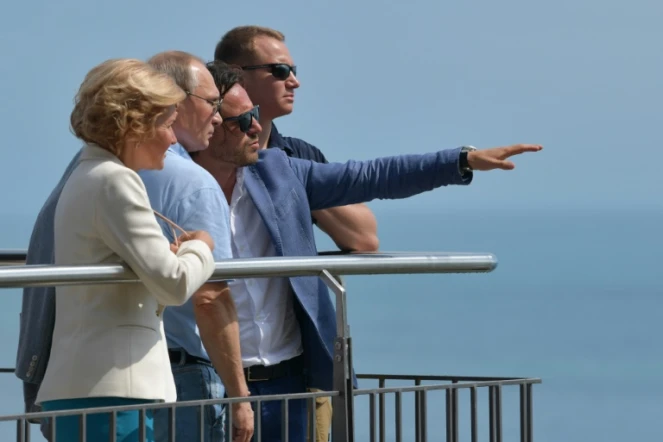 Le président russe Vladimir Poutine visite la colonie de vacances pour jeunes, Artek, ancienne vitrine de la jeunesse soviétique située sur les rives de la mer Noire à Gurzuf (près de Yalta), le 24 juin 2017 