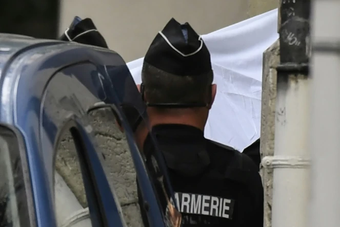 Des gendarmes attendent Murielle Bolle à la sortie du Palais de justice de Dijon, le 29 juin 2017  