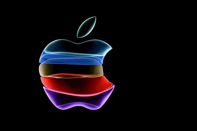 Le logo Apple est projeté sur un grand écran avant la présentation du nouvel iPhyone 11, le 10 septembre 2019 au siège de l'entreprise à Cupertino, en Californie.