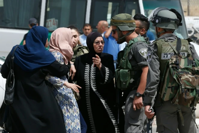 Palestiniens et soldats israéliens s'invectivent au point de passage de Qalandia, après la mort de deux Palestiniens, le 27 avril 2016