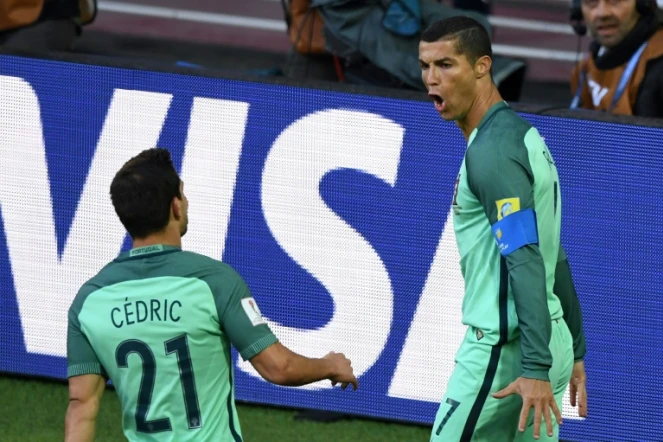 L'attaquant star du Portugal Cristiano Ronaldo (d) auteur de l'unique but de la rencontre face à la Russie en Coupe des Confédérations, le 21 juin 2016 à Moscou