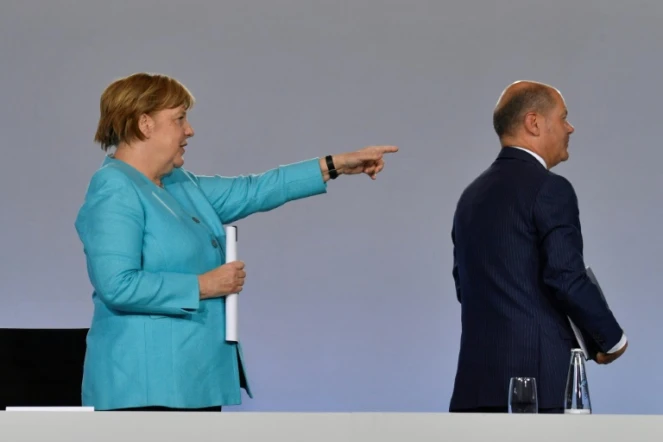 La chancelière allemande Angela Merkel et le ministre social-démocrate des Finances terminent une conférence de presse à Berlin, le 3 juin 2020