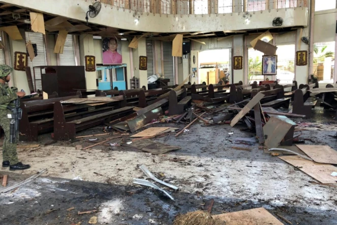 Photo des forces armées philippines montrant l'intérieur de la cathédrale de Jolo après l'explosion d'un engin piégé qui a fait 18 morts le 27 janvier 2019
