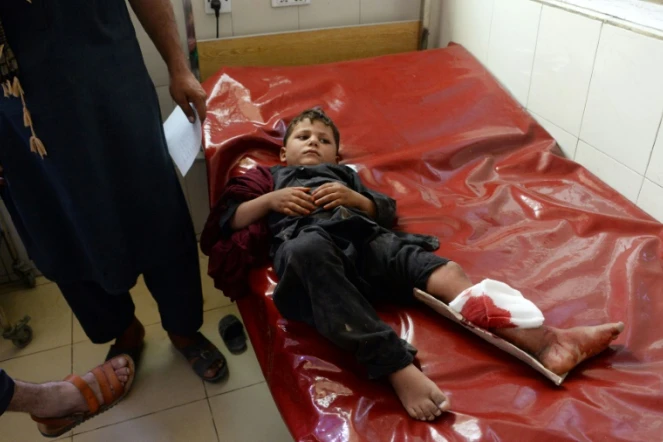 Un enfant afghan blessé par un attentat mardi à Jalalabad (est) est soigné dans un hôpital le 11 septembre 2018 septembre 
