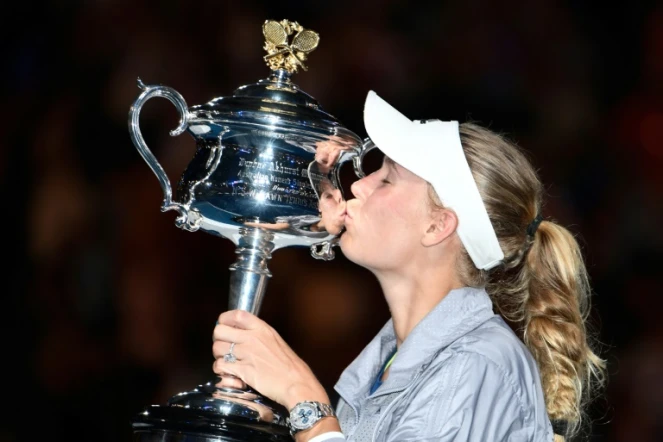 La Danoise Caroline Wozniacki  embrasse le trophée après sa victoire face à la Roumaine Simona Halep en finale de l'Open d'Australie, le 27 janvier 2018 à Melbourne 