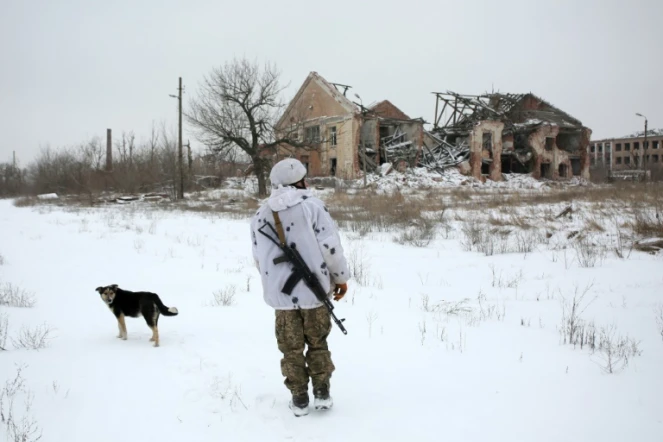 Un soldat ulrainien près de la ligne de front avec les séparatistes pro-russes, près du village de Peski, dans la région de Donetsk, le 25 janvier 2022.