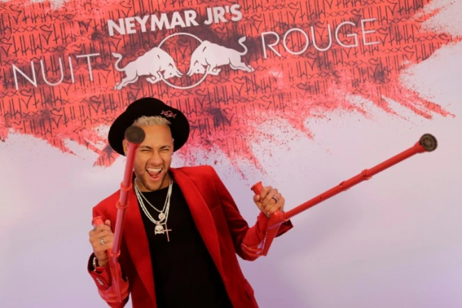 Neymar, la star brésilienne du PSG, pose en béquilles pour sa soirée de son 27e anniversaire, le 4 février 2019 à Paris