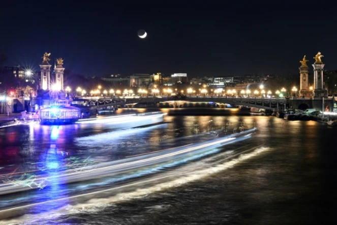 Vue du Pont Alexandre III sur la Seine le 12 février 2024 qui devrait être l'épicentre de la cérémonie d'ouverture en plein air des Jeux olympiques de Paris 2024 