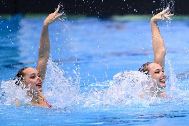 Les jumelles Maryna et  Vladyslava Aleksiiva, meilleurs espoirs ukrainiens de médaille d'or en natation artistique aux JO de Paris 2024, participent aux Championnats du monde de natation à Fukuoka, le 16 juillet 2023 au Japon