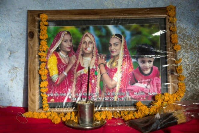 (g-d) Les portraits des trois filles de Sardar Meena Mamta, Kalu, Kamlesh et le fils de Kalu Harshit, retrouvés morts dans un puits, le 31 mai 2022 à Chhapya, dans l'Etat du Rajasthan, en Inde