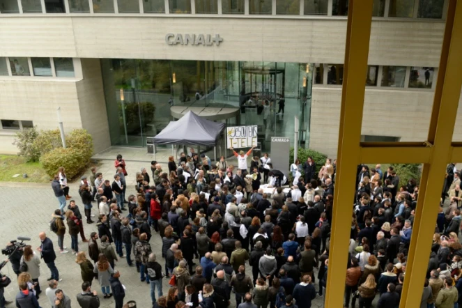 Le personnel d'iTELE en grève à l'extérieur du siège de la chaîne à Boulogne-Billancourt, le 28 octobre 2016