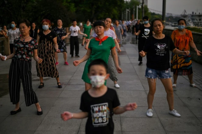 Des gens dansent dans la rue près de la rivière Yangtsé à Wuhan (Chine) le 4 août 2020