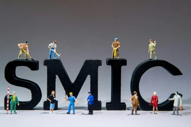 Figurines de salariés payés au Smic, photographiées à Lille le 4 décembre 2015