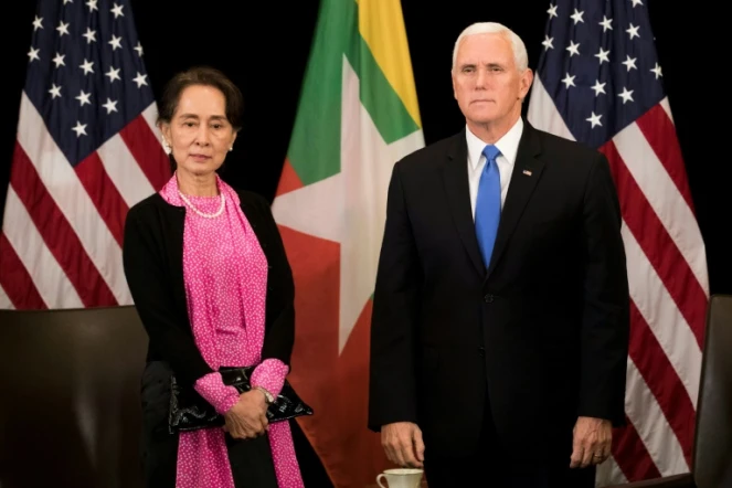 Le vice-président américain Mike Pence et la dirigeante birmane Aung San Suu Kyi lors d'un sommet à Singapour, le 14 novembre 2018
