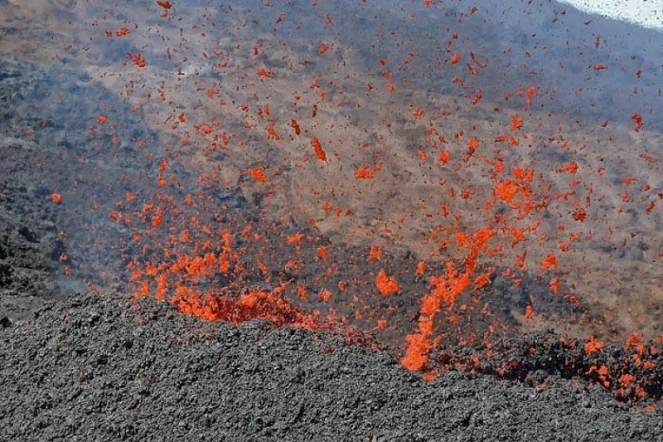 Vendredi 10 décembre 2010 - Éruption du piton de la Fournaise
