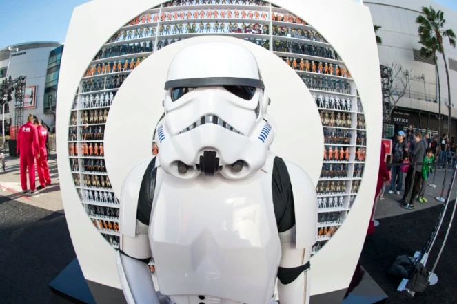 Un Stormtrooper au Star Wars Galactic Experience à Los Angeles, le 12 décembre 2015 