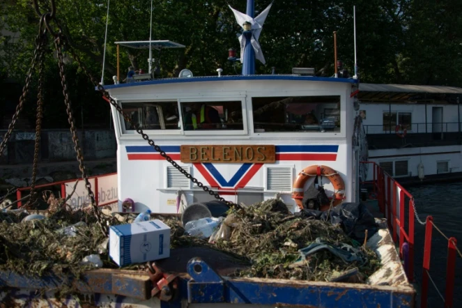 Le Bélénos, bateau de nettoyage de la Seine, le 8 juin 2023 à Levallois-Perret dans les Hauts-de-Seine