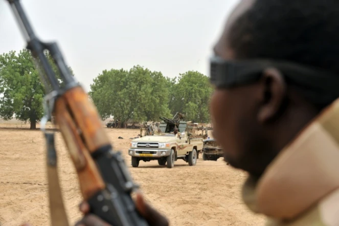 Des soldats tchadiens en patrouille le 8 mai 2009 au sud d'Abéché