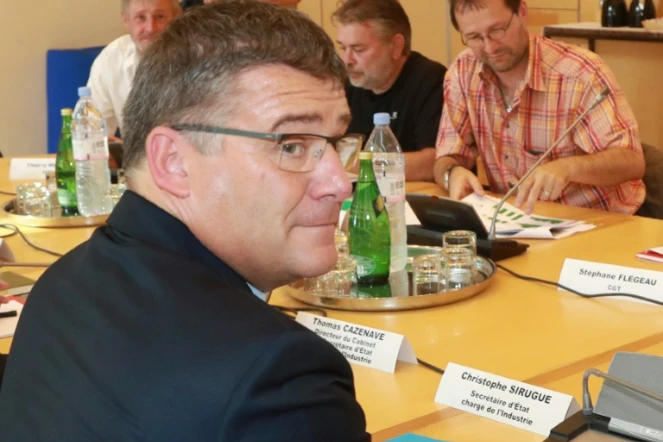 Le secrétaire d'Etat à l'Industrie, Christophe Sirugue, avec des syndicalistes de l'usine Alstom de Belfort, à Paris le 13 septembre 2016