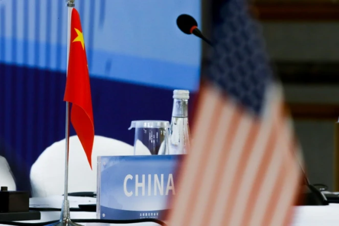 Les drapeaux chinois et américain lors d'une conférence sur le traité de non-prolifération nucléaire le 30 janvier 2019 à Pékin