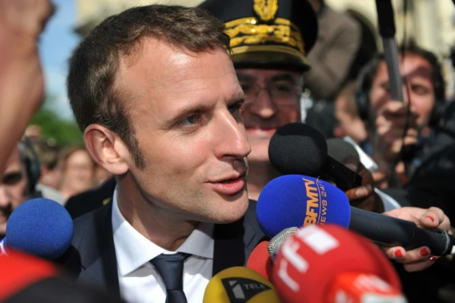 Emmanuel Macron parle à la presse pendant les "fêtes johanniques" d'hommage à Jeanne d'Arc à Orléans le 8 mai 2016