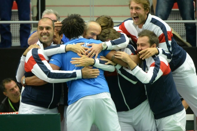 L'équipe de France de Coupe Davis se congratule après la victoire en double de la paire Nicolas Mahut/Pierre-Hugues Herbert, le 16 juillet 2016 à Trinec en République tchèque