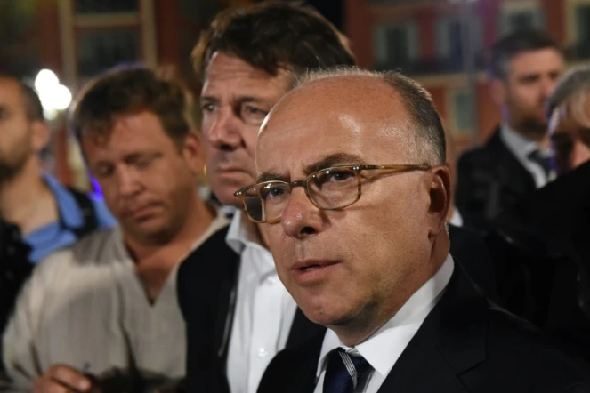 Le ministre de l'Intérieur Bernard Cazeneuve (c) à Nice avec le président de la région Paca Christian Estrosi à Nice dans la nuit du 14 au 15 juillet 2016