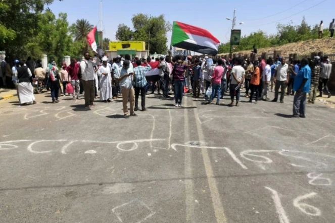 Des manifestants soudanais sont rassemblés devant le QG de l'armée, à Khartoum, le 8 avril 2019