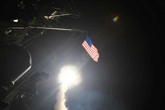 Photo fournie par la Marine américaine d'un missile Tomahawk tiré depuis le navire USS Porter lors d'une opération militaire américaine contre une base aérienne syrienne, le 7 avril 2017
