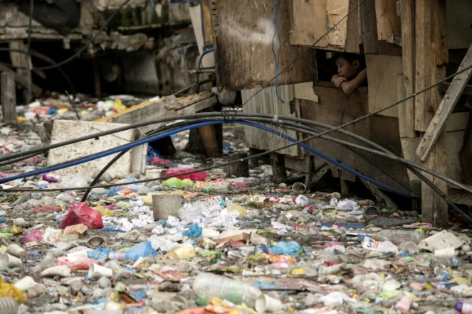 Un ruisseau rempli de plastiques dans un bidonville de Manille le 12 mai 2018.
