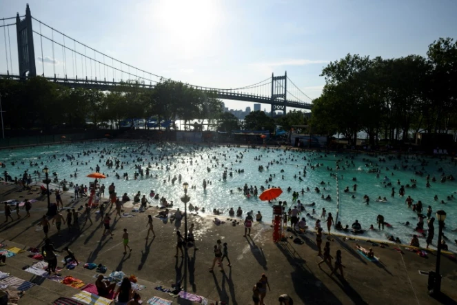 Baignade à la piscine Astoria lors d'une vague de chaleur, le 20 juillet 2019 à New York