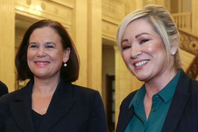 La future Première ministre nord-irlandaise et patronne du Sinn Fein nord-irlandais Michelle O'Neill (d.) à côté de la cheffe du Sinn Fein Mary Lou McDonald au parlement de Stormont, le 30 janvier 2024