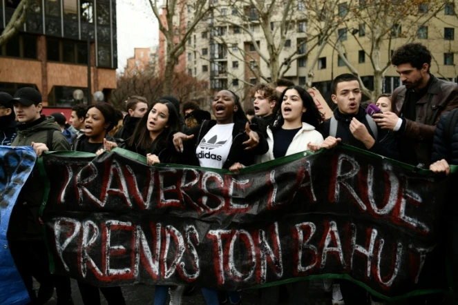 Des lycéens manifestent à Paris le 7 décembre 2018 brandissant une banderole "Traverse la rue, prends ton bahut"