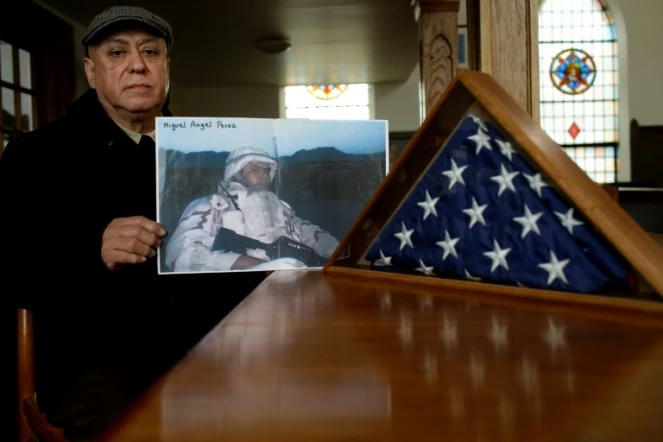 Miguel Perez montre la photo de son fils Miguel Perez Jr. aux côtés du drapeau américain le 4 avril 2017 à Chicago