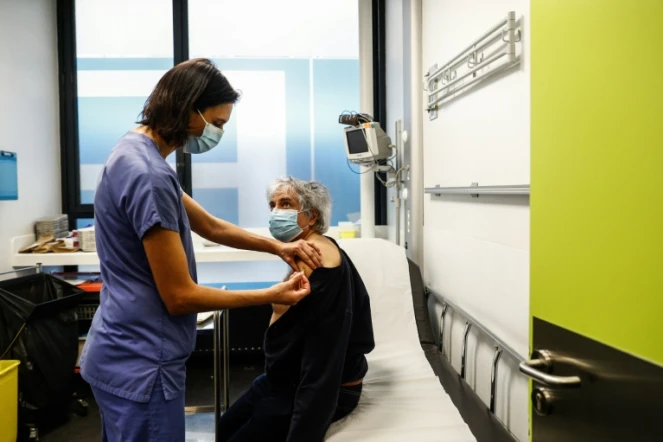 Une infirmière est vaccinée à l'hôtel Dieu à Paris le 2 janvier 2020