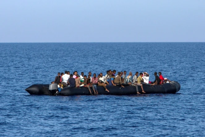 Des migrants attendent d'être secourus par les garde-côtes italiens près des côtes libyennes, le 6 août 2017