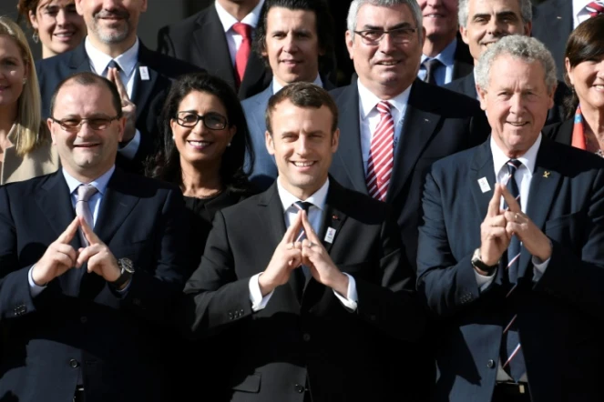 Sous le signe de Paris-2024 à l'Elysée: Emmanuel Macron, entouré de Patrick Baumann et de Guy Drut, le 16 mai 2017