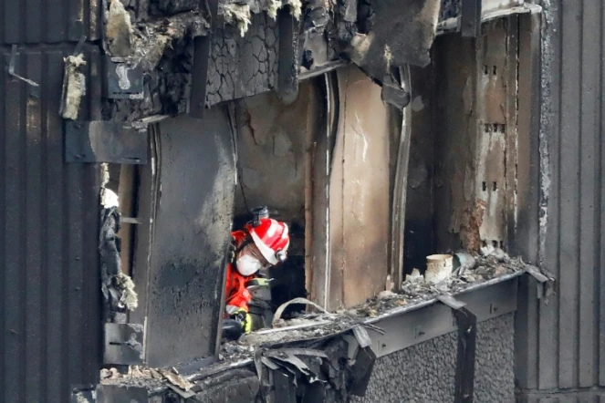 Des équipes de secours dans la tour Grenfell à Londres, le 17 juin 2017