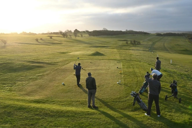 Des joueurs de golf à Brighton, au Royaume-Uni, le 29 mars 2021