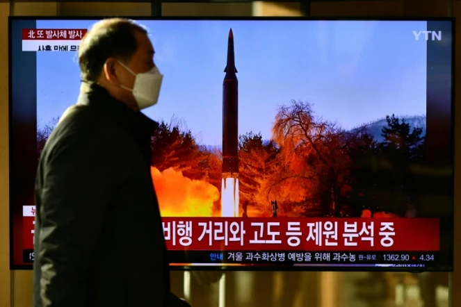 Un écran de télévision diffuse des images d'un tir de missile nord-coréen, le 14 janvier 2022 dans une gare de Séoul, en Corée du Sud