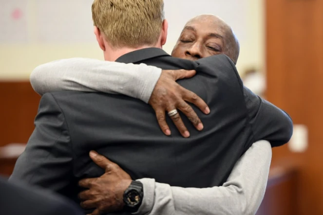 Le plaignant DeWayne Johnson tombe dans les bras de l'un de ses avocats à l'énoncé du verdict, le 10 août 2018, à San Francisco