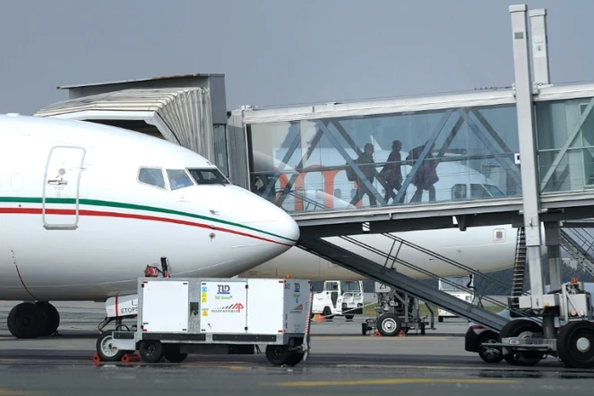 Des passagers débarquent d'un avion parqué sur le tarmac de l'aéroport de Nantes le 2 avril 2013 à Bouguenais, en Loire-Atlantique 