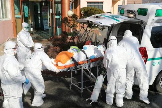 Le personnel médical transfère un patient soupçonné d'être porteur du coronavirus de l'hôpital Daenam à Cheongdo le 21 février 2020
