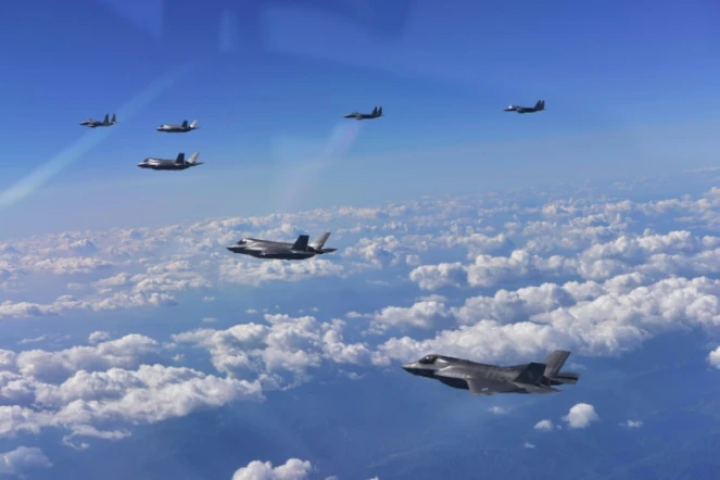 Photo fournie le 31 août 2017 par le ministère de la Défense sud-coréen montrant des bombardiers et chasseurs furtifs américains et sud-coréens lors d'un exercice militaire conjoint au-dessus de la Corée du Sud