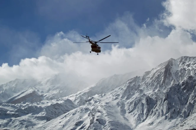 Une photo distribuée par l'agence de presse iranienne Tasnim montre un hélicoptère de secours survolant les monts Zagros pour retrouver l'épave d'un avion de ligne qui s'est écrasé dimanche, le 19 février 2018