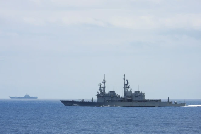 Cette photo non datée, diffusée par le ministère taïwanais de la Défense le 13 septembre 2023, montre le porte-avions chinois Shandong (à gauche) surveillé en mer par un navire de guerre taïwanais de classe Keelung.