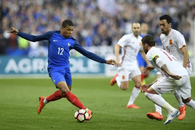 Le jeune attaquant des Bleus Kylian Mbappé défie l'arrière garde espagnole en match amical au stade de France, le 28 mars 2017