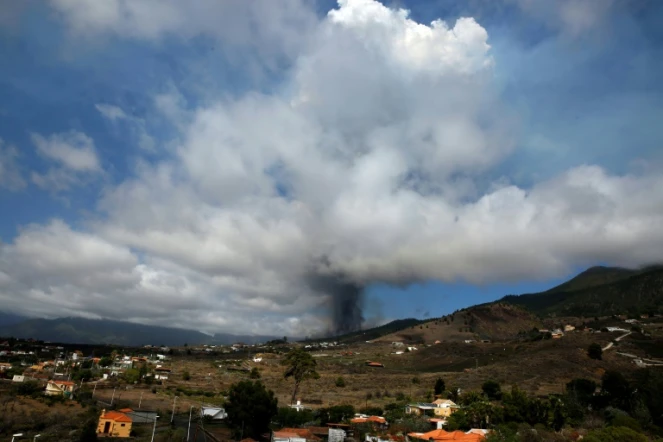 Une colonne de fumée s'échappe du volcan Cumbre Vieja sur l'île de La Palma, dans l'archipel espagnol des Canaries, le 19 septembre 2021